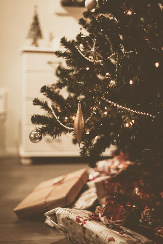 Free stock image of Christmas Tree Ornament and Gifts created by Bjorgvin