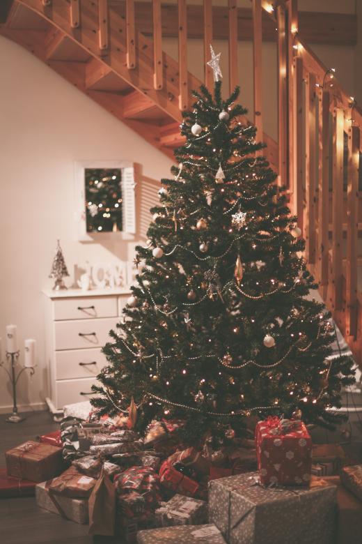 Free stock image of Christmas Tree with Presents created by Bjorgvin