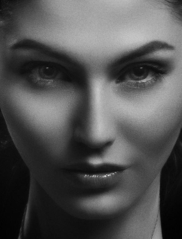 Free stock image of Symmetrical Female Portrait created by Alexander Krivitskiy