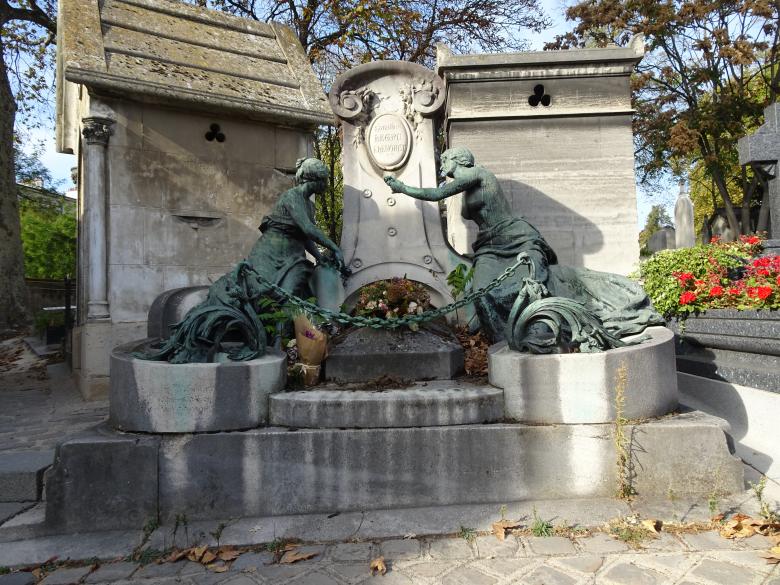 Free stock image of Monument Grave in Cemetery created by GAIMARD Jacques