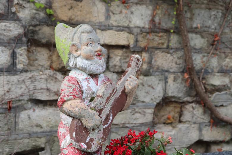 Free stock image of Stone dwarf playing guitar on a grave created by GAIMARD Jacques