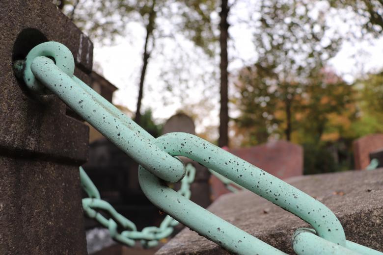 Free stock image of Bronze chain (detail) in cemetery created by GAIMARD Jacques
