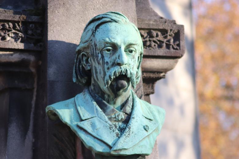 Free stock image of Bronze head in a cemetery created by GAIMARD Jacques