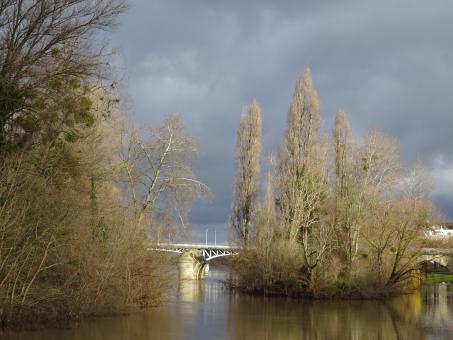 Free Stock Photo of (Very) threatening sky over the river