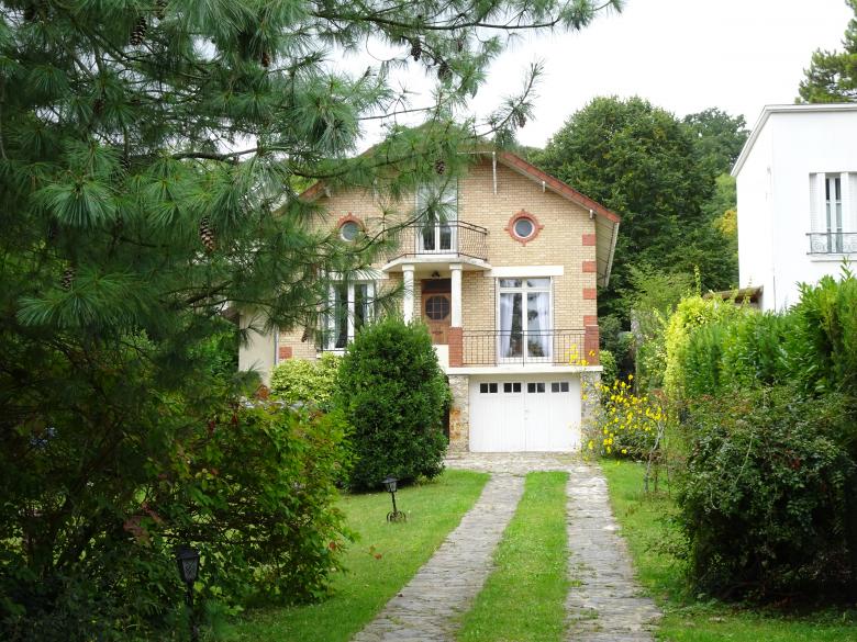 Free stock image of Interesting beige and red bricks house in the suburbs created by GAIMARD Jacques