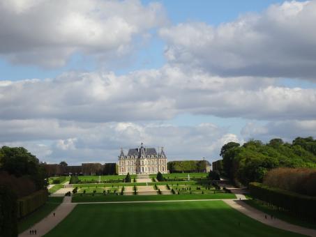 Free Stock Photo of Splendid Le nôtre garden with a 19th century castle in background