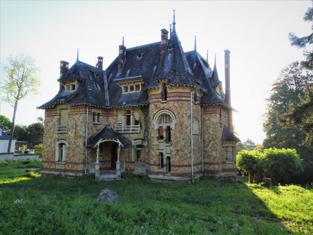 Large and impressing house of the 1900's (actually abandoned!!) - Free Stock Photo