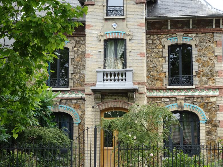 Free stock image of Art Nouveau millstone, bricks and ceramic house created by GAIMARD Jacques