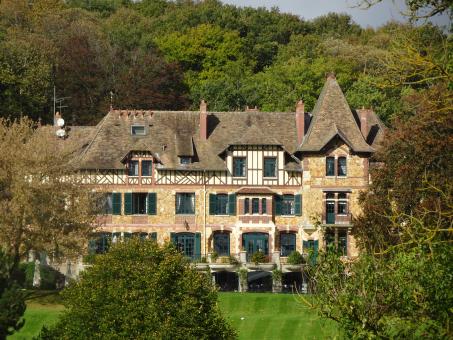 Free Stock Photo of Very large mansion for very large family!