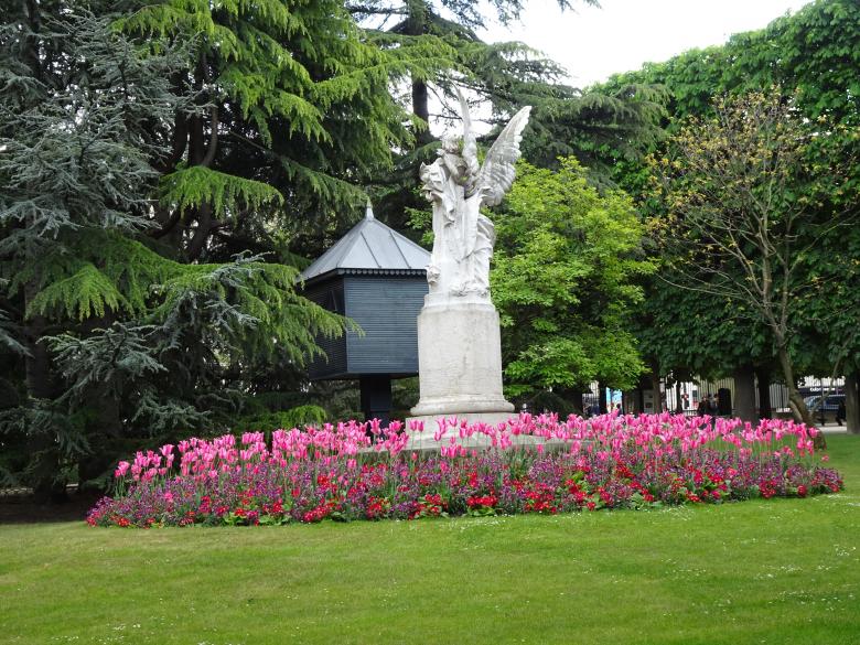Free stock image of Tulips decoration around a stone sculpture created by GAIMARD Jacques