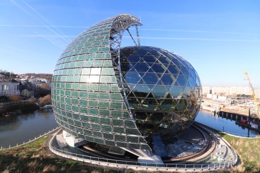 Sail of photo voltaic panels, revolving around fishnet wood structure - Free Stock Photo