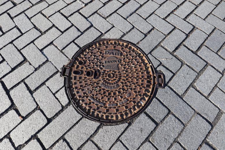 Free stock image of Sewage plaque on concrete pavement created by GAIMARD Jacques