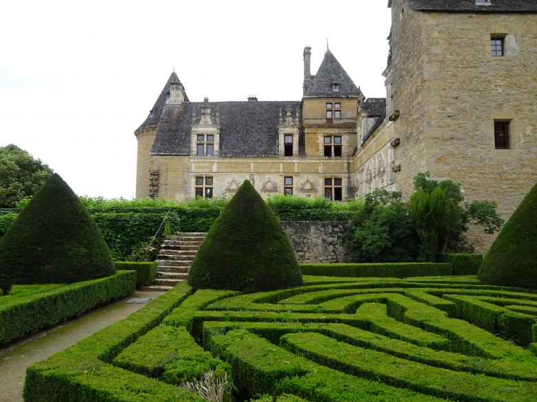 Free stock image of Typical "Renaissance" castle with mullioned windows and wall sculpture created by GAIMARD Jacques