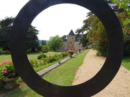 Free Stock Photo of Through an iron ring, a castle transformed into a luxury hotel