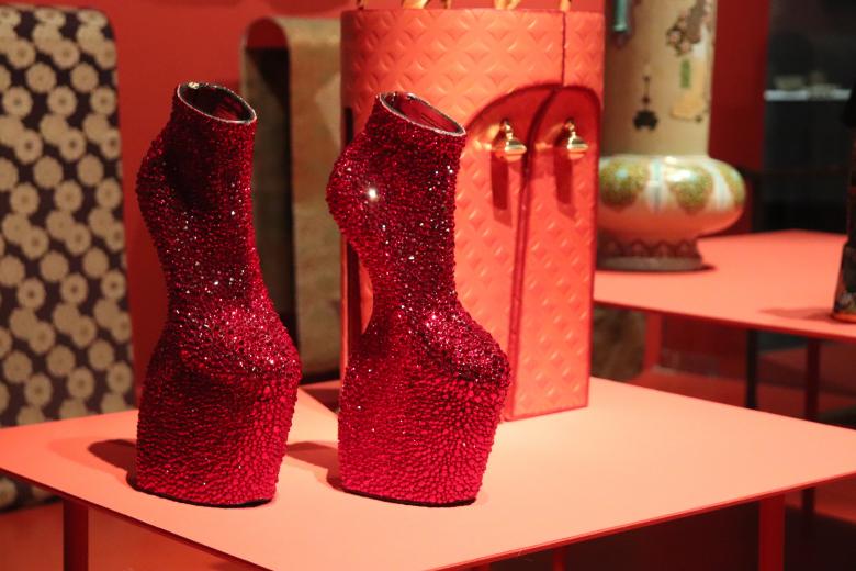 Free stock image of High shoes for petite Japanese created by GAIMARD Jacques