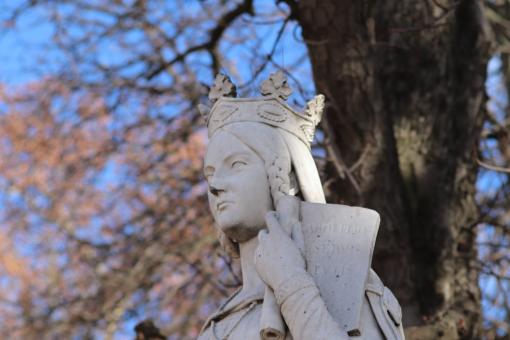 Statue of french queen of 7th century - Free Stock Photo