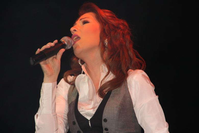 Free stock image of Yonca Lodi Singing in Concert created by ilker efe