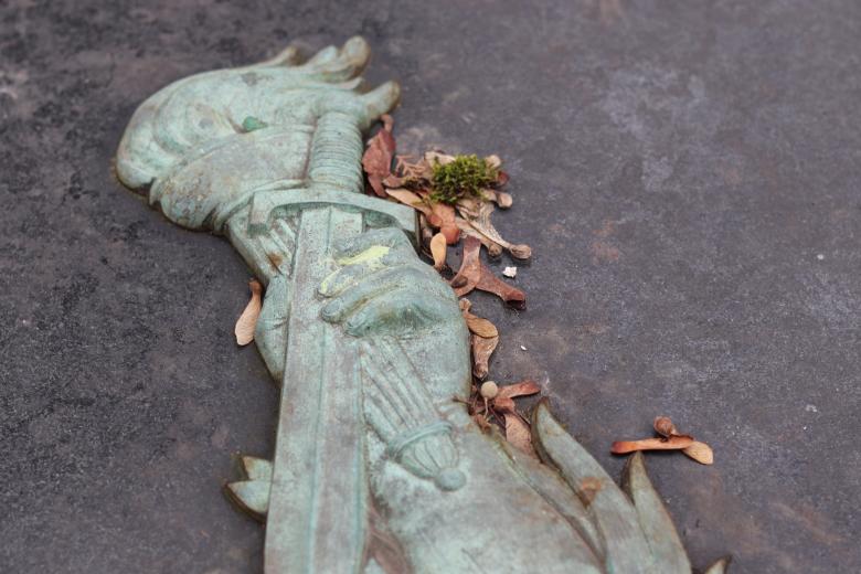 Free stock image of Bronze sword sculpture on a grave created by GAIMARD Jacques
