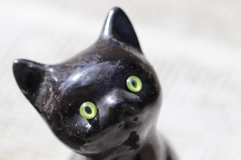 Free stock image of Porcelain cat on a grave created by GAIMARD Jacques