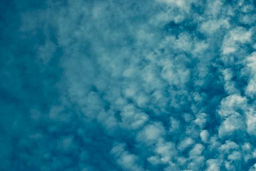 Free Stock Photo of Blue Sky with Thin Clouds
