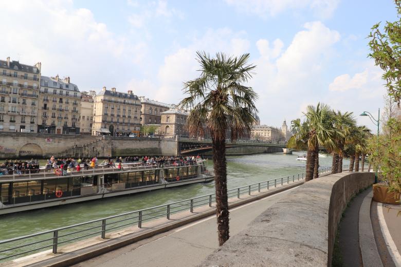 Free stock image of Touristic boat on the river Seine created by GAIMARD Jacques