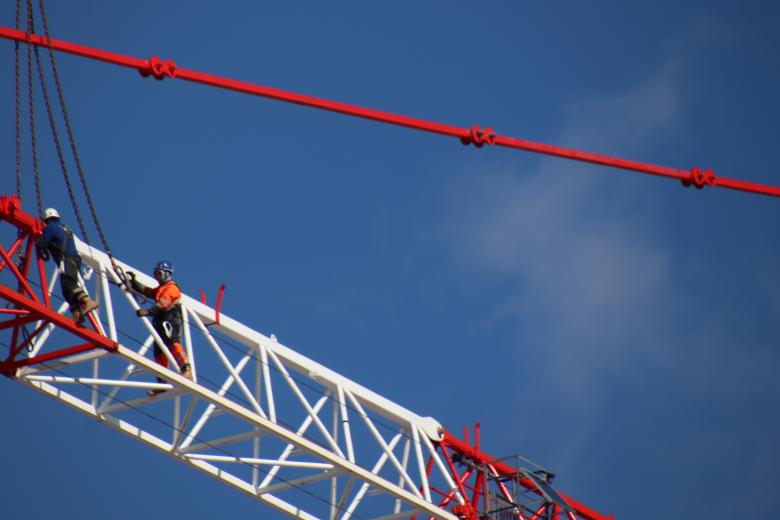Free stock image of Skilled workers disassembling a huge crane created by GAIMARD Jacques