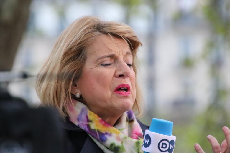 Free stock image of German (?) journalist on air created by GAIMARD Jacques