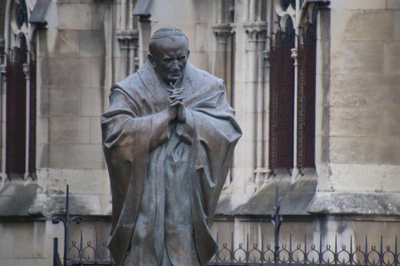 Free stock image of Pope John Paul II in prayers created by GAIMARD Jacques
