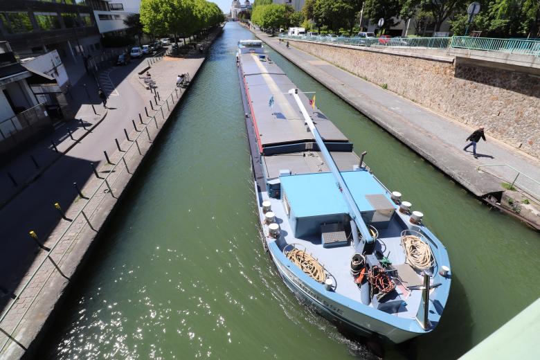 Free stock image of The big blue barge created by GAIMARD Jacques