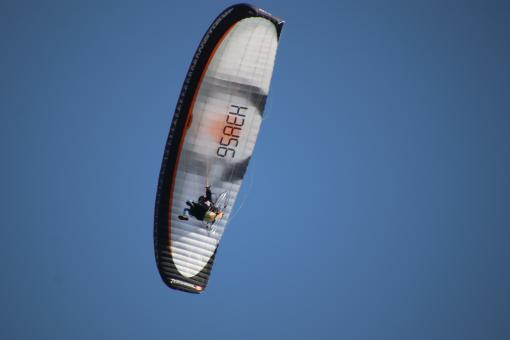 Free Stock Photo of Flying wing seen from under