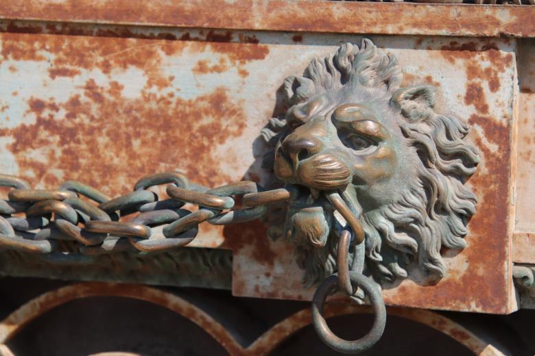 Free stock image of Lion Biting Chain Sculpture created by GAIMARD Jacques