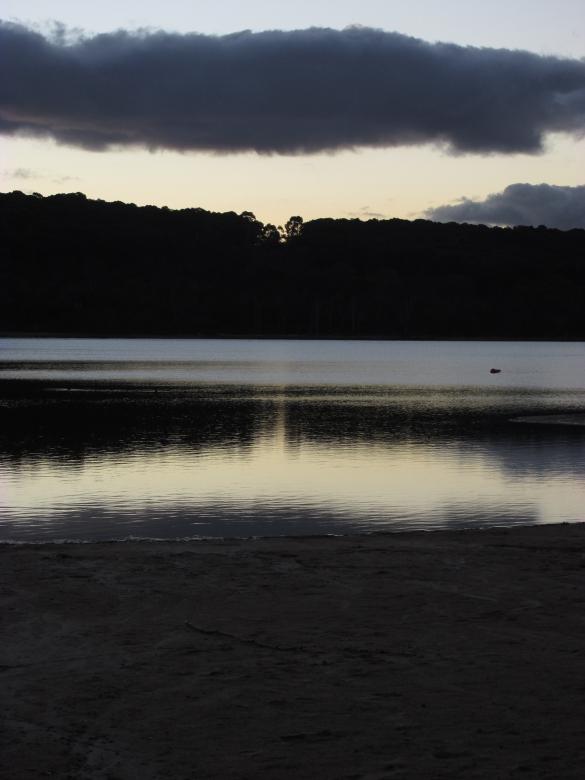 Free stock image of Dawn at Lysterfield Lake created by Michiru Maeda