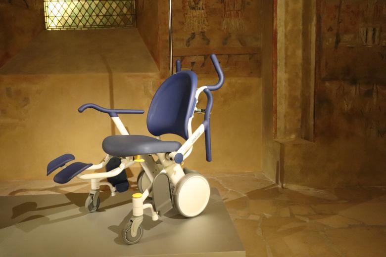 Free stock image of Blue and white design wheel-chair created by GAIMARD Jacques