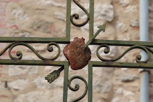 Iron sculpture of a pierced heart on an iron cross - Free Stock Photo