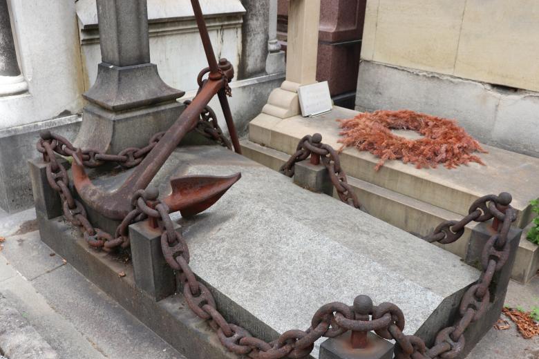 Free stock image of Rusted anchor on a grave created by GAIMARD Jacques