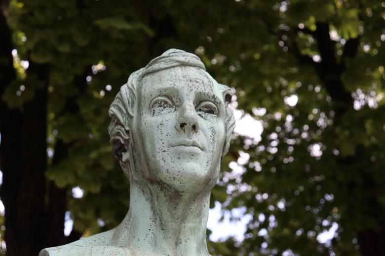 Free stock image of Bronze head in a French cemetery created by GAIMARD Jacques