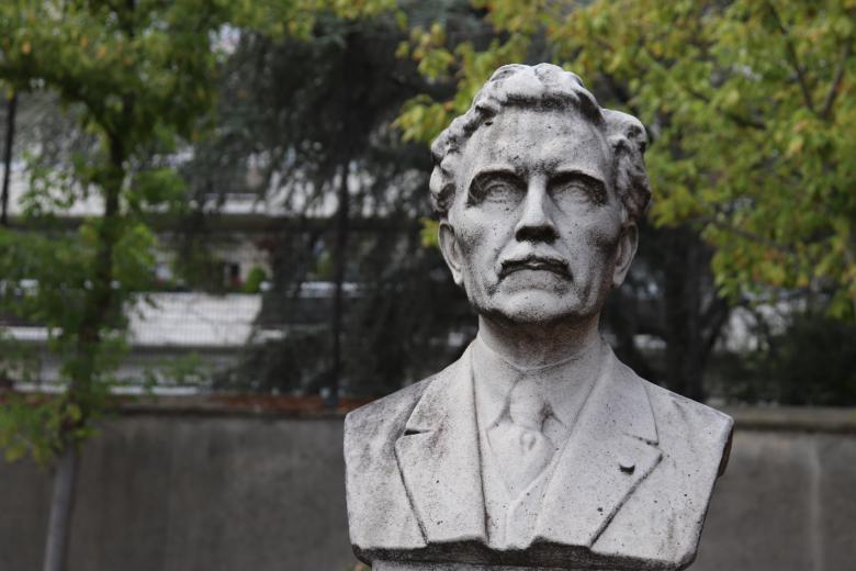 Free stock image of Grey bronze bust in a cemetery created by GAIMARD Jacques