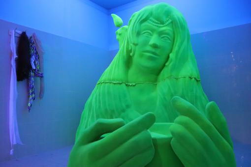 Green sculpture on blue background - Free Stock Photo