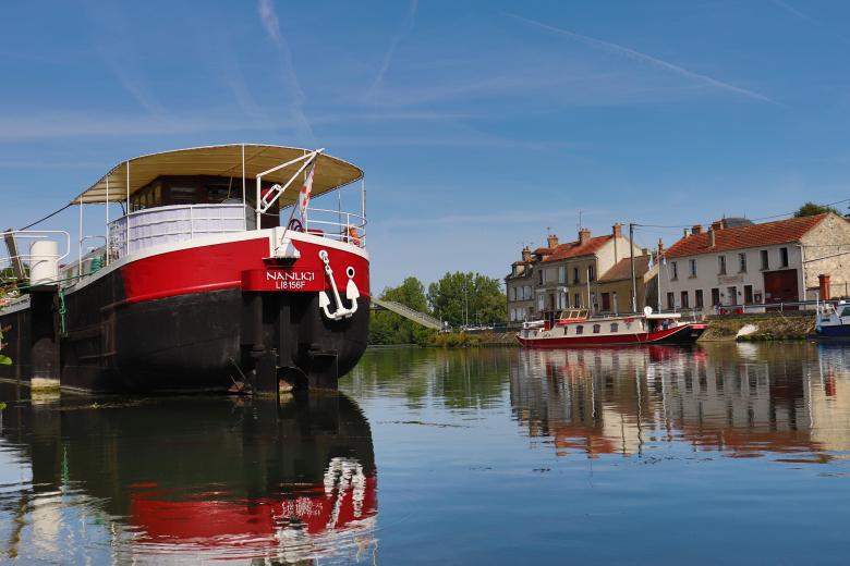 Free stock image of Neat barge on a river created by GAIMARD Jacques