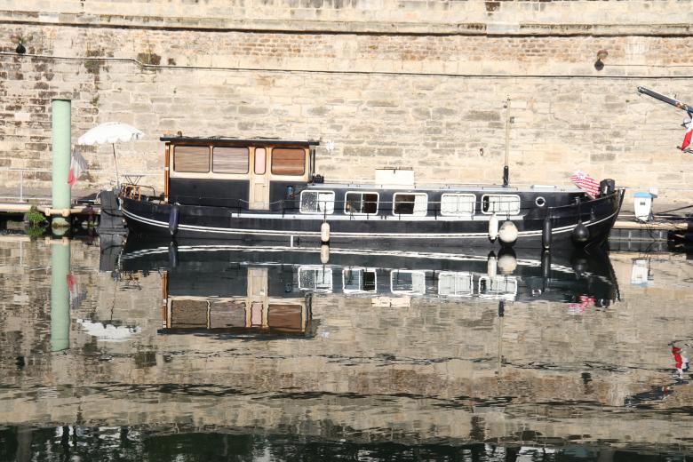 Free stock image of Grey and white riverboat created by GAIMARD Jacques