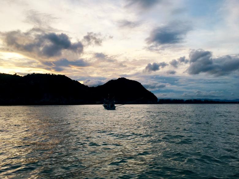 Free stock image of Sunset in the sea Prachuap Khiri Khan created by patchakorn phom-in