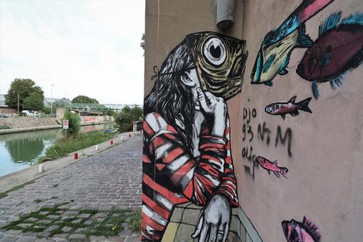 French graffiti - Girl talking to the fish