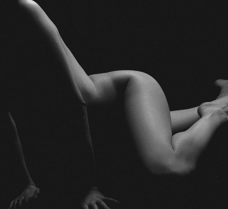 Free stock image of Black and White Body Pose created by Alexander Krivitskiy