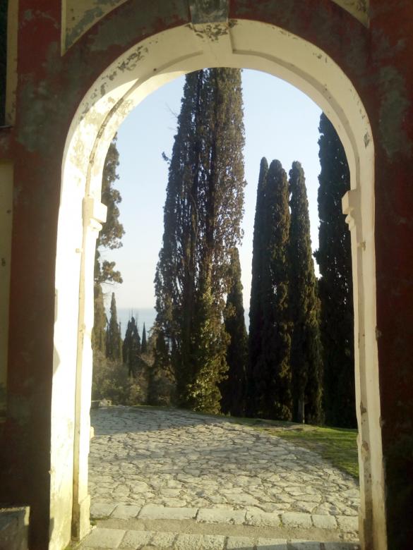 Free stock image of Landscape through the archway created by NomeVizualizzato