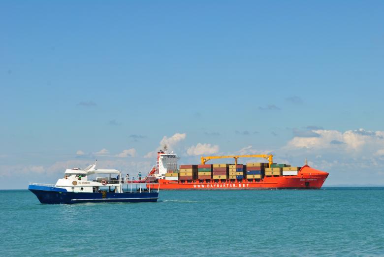 Free stock image of Meeting on the water created by Kamil Okoń