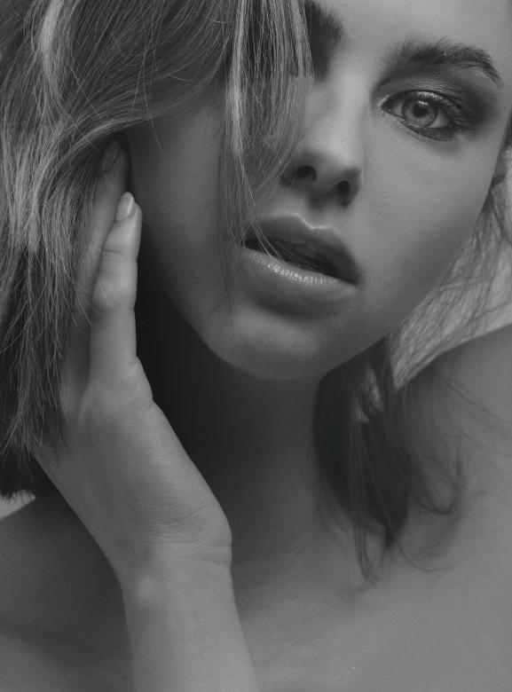 Free stock image of Posing Female Model in Black and White created by Alexander Krivitskiy