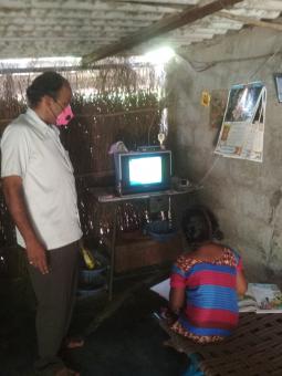 Digital lesson watched by 5th class girl