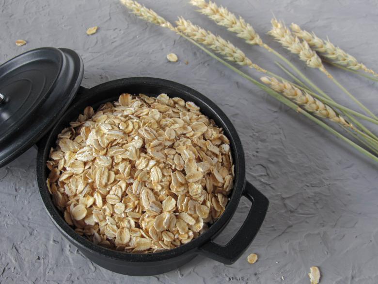 Free stock image of Raw oatmeal in a black pan and spikelets created by Karyna Panchenko