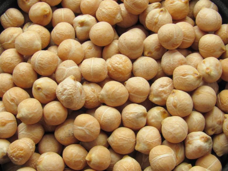 Free stock image of Chickpeas in a black pot created by Karyna Panchenko