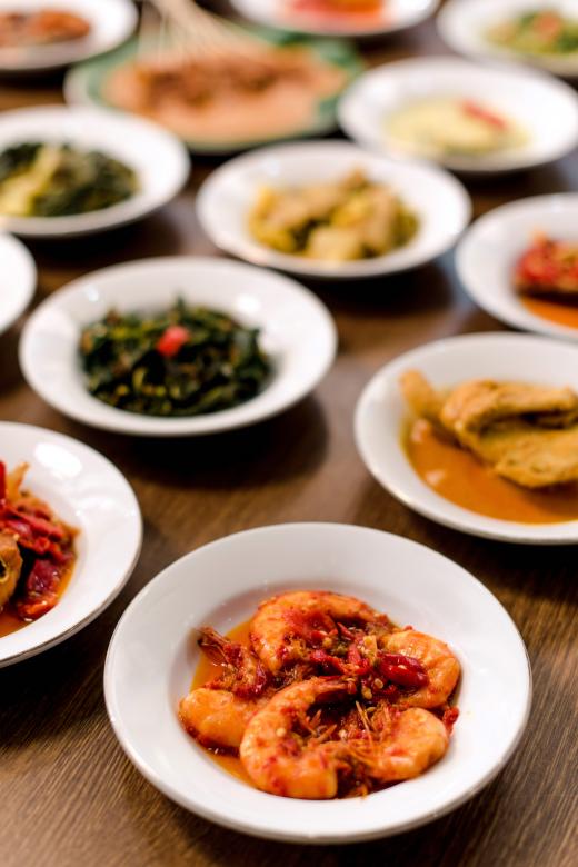 Free stock image of Shrimp with red chili sauce on dish created by Adi Putra
